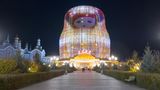 Das Gebäude des Matrjoschka Hotels bei Nacht
