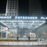 Weil es schon spät war, ging es zügig in die präsidialen Federn. Im Nobelhotel Ritz Carlton dürften die immerhin nicht im Rücken zwicken. Für Bidens Sicherheit war freilich auch gesorgt – das gesamte Gelände war von der Polizei umstellt