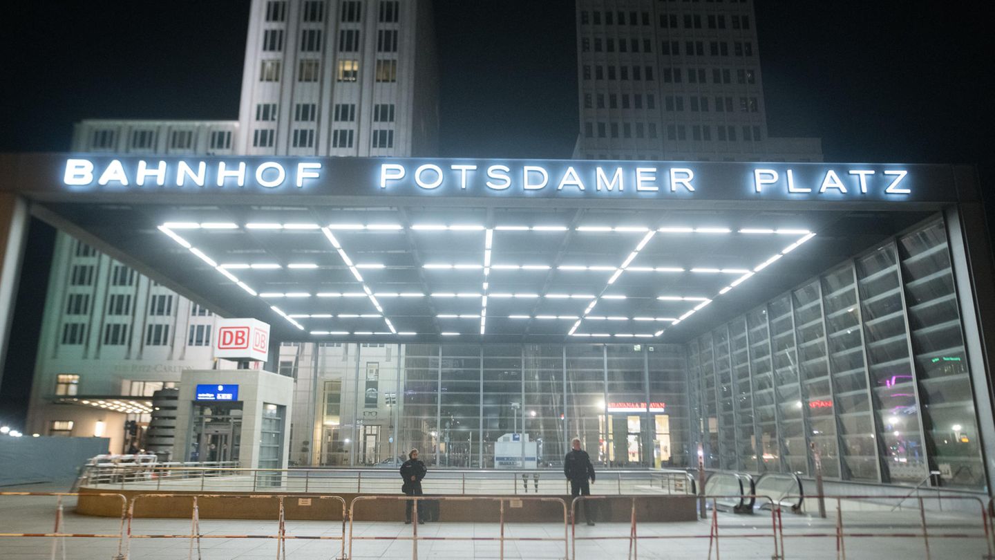 Weil es schon spät war, ging es zügig in die präsidialen Federn. Im Nobelhotel Ritz Carlton dürften die immerhin nicht im Rücken zwicken. Für Bidens Sicherheit war freilich auch gesorgt – das gesamte Gelände war von der Polizei umstellt