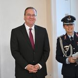 Bundesverteidigungsminister Boris Pistorius und Oberst i.G. Gabriele Voyé