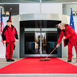 Der rote Teppich vor dem Kanzleramt wird vor der Ankunft von US-Präsident Biden noch einmal gesäubert