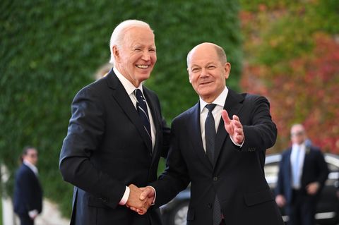 Joe Biden wird von Bundeskanzler Olaf Scholz am Kanzleramt begrüßt