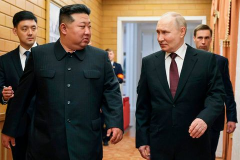 Nordkoreas Staatschef Kim Jong Un und der russische Präsident Wladimir Putin (r) bei einem Treffen