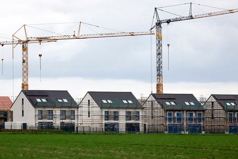 Neubauten auf einem Feld bzw. in einer Neubausiedlung in Glessen