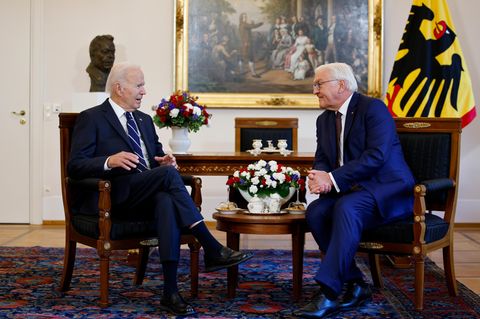 US-Präsident Joe Biden und Deutschlands Präsident Frank-Walter Steinmeier unterhalten sich