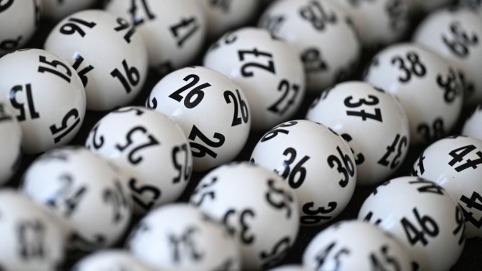 Eine Lotto-Millionärin aus Mittelfranken hat sich sieben Wochen nach der erfolgreichen Ziehung bei der Lotteriegesellschaft geme