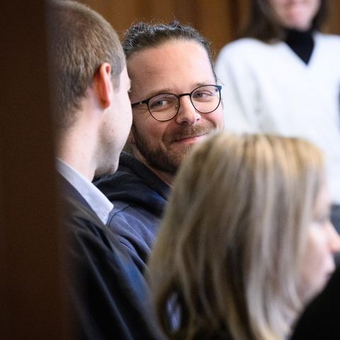 Der Journalist Arne Semsrott mit seinen Verteidigern vor dem Landgericht Berlin