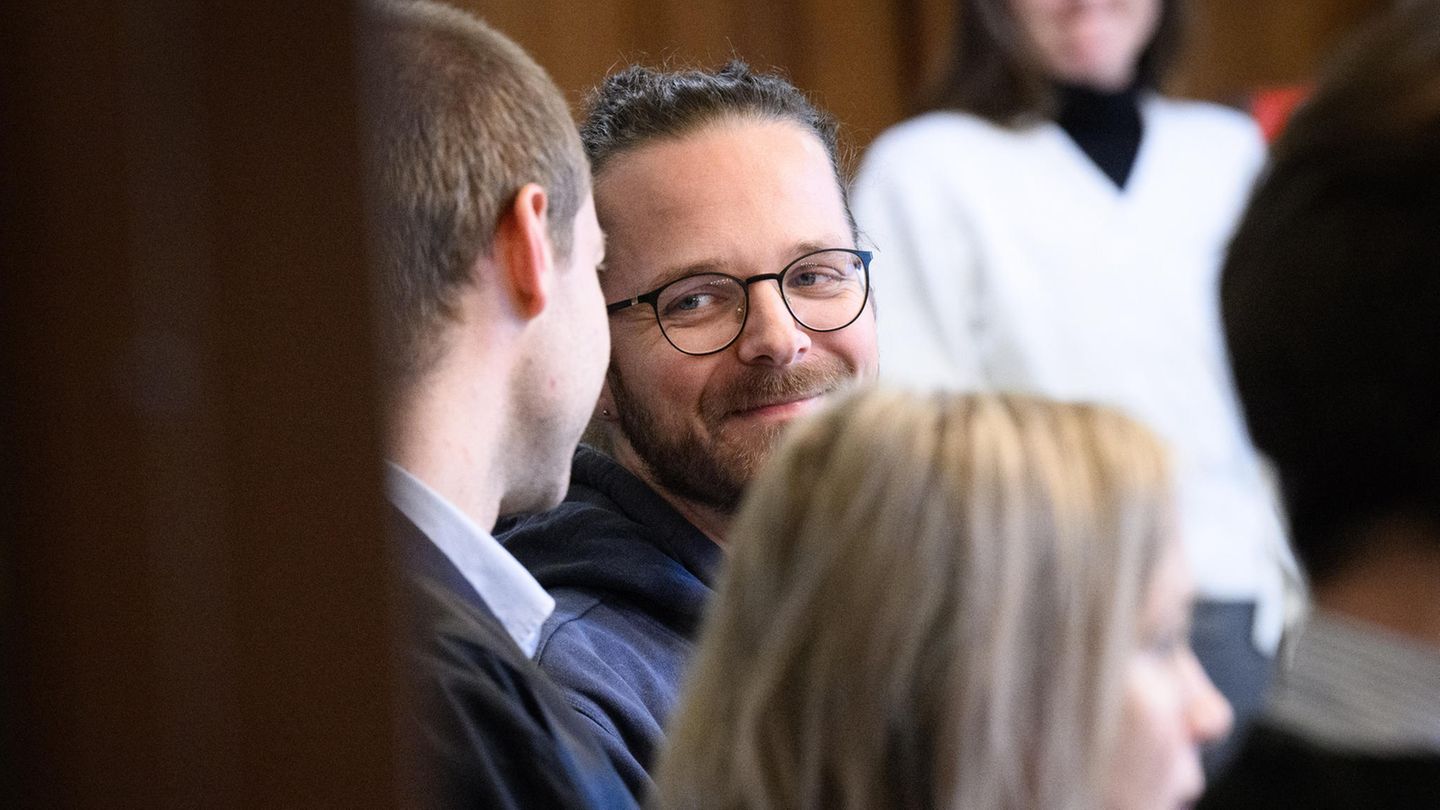 Der Journalist Arne Semsrott mit seinen Verteidigern vor dem Landgericht Berlin Der Journalist Arne Semsrott mit seinen Verteidigern vor dem Landgericht Berlin