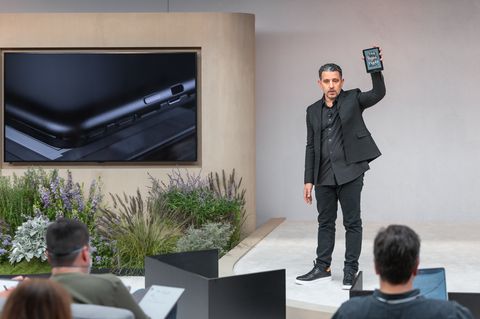 Panos Panay zeigt bei einer Amazon-präsentation den neuen Kindle Colorsoft