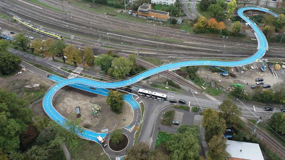 Oberbürgermeister Boris Palmer hat die neue Brücke für Radfahrer in der badem-württembergischen Stadt eröffnet. Sein Wunsch: Fahrräder sollen Tübingens Hauptverkehrsmittel werden.