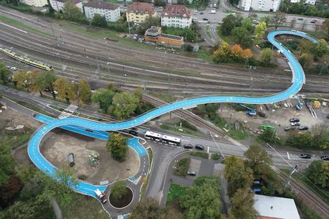 Oberbürgermeister Boris Palmer hat die neue Brücke für Radfahrer in der badem-württembergischen Stadt eröffnet. Sein Wunsch: Fahrräder sollen Tübingens Hauptverkehrsmittel werden.