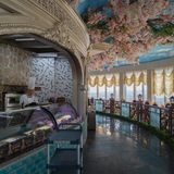 Unter Kirschblüten aus Plastik bereitet ein Koch das Essen für die Gäste des Aussichtsturms zu. Das Restaurant dreht sich, damit die Besucher den Blick in alle Richtungen genießen können 