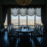 Von goldenen Stühlen können die Gäste der VIP-Kabinen auf die russische Seite der Grenze blicken. Der Ort Sabaikalsk hat sich in den vergangenen Jahrzehnten nur wenig verändert - ganz im Gegensatz zur chinesischen Grenzstadt Manzhouli