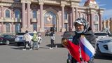 Vor dem Eingang zum Aussichtsturm verkauft eine Frau russische und chinesische Fähnchen an die chinesischen Touristen  