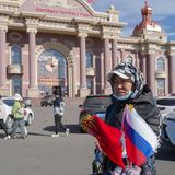 Vor dem Eingang zum Aussichtsturm verkauft eine Frau russische und chinesische Fähnchen an die chinesischen Touristen  
