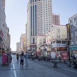 Über den Läden in der Fußgängerzone von Manzhouli sind auch russische Aufschriften zu lesen. Jetzt kommen hauptsächlich chinesische Touristen 