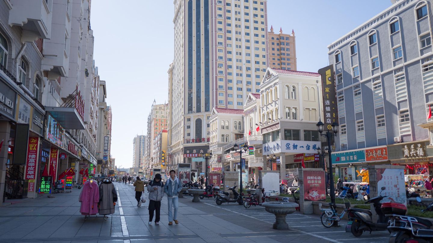 Über den Läden in der Fußgängerzone von Manzhouli sind auch russische Aufschriften zu lesen. Jetzt kommen hauptsächlich chinesische Touristen 