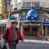 "Hurra, Russland!" heißt der Laden im Hintergrund, der russische Souvenirs anbietet. Die beiden Russen sind Lastwagenfahrer. Da die Wartezeit am Zoll derzeit eine Woche beträgt, vertreiben sie sich die Zeit in der Stadt 