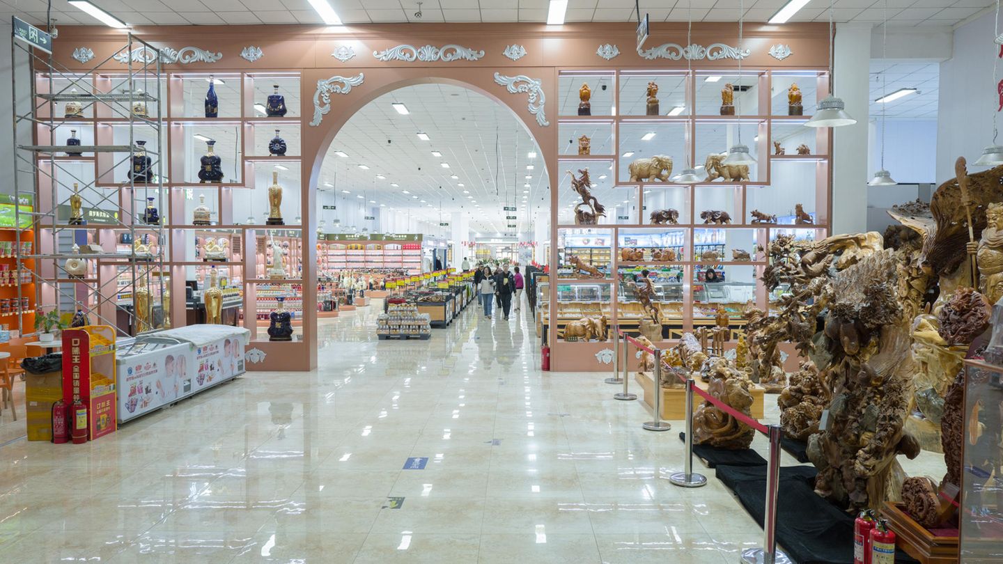 In einer Ladenpassage an der Grenze kaufen chinesische Touristen Alkohol, Schmuck, Kleider und Souvenirs. Viele Waren sollen an Russland erinnern