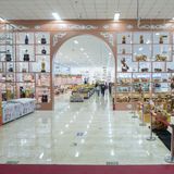 In einer Ladenpassage an der Grenze kaufen chinesische Touristen Alkohol, Schmuck, Kleider und Souvenirs. Viele Waren sollen an Russland erinnern