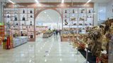 In einer Ladenpassage an der Grenze kaufen chinesische Touristen Alkohol, Schmuck, Kleider und Souvenirs. Viele Waren sollen an Russland erinnern
