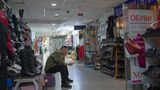 Schuhe, Plastikspielzeug und Taschen aus Kunstleder gibt es im Einkaufszentrum in Manzhouli zu Billigpreisen. Früher kauften Russen die Waren massenhaft zum Weiterverkauf ein. In jüngster Zeit bleibt die Kundschaft aus dem Nachbarland weg