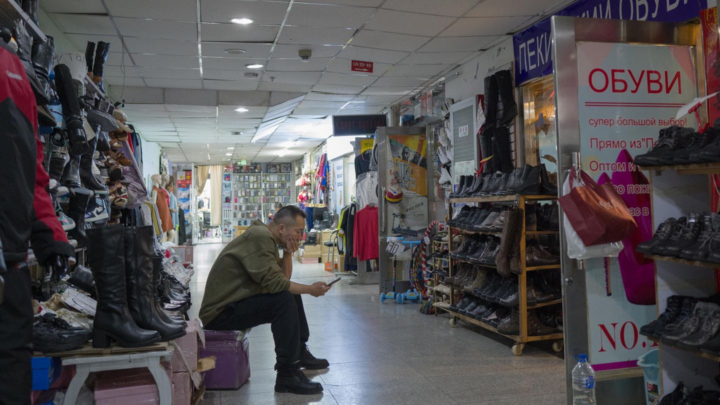 Schuhe, Plastikspielzeug und Taschen aus Kunstleder gibt es im Einkaufszentrum in Manzhouli zu Billigpreisen. Früher kauften Russen die Waren massenhaft zum Weiterverkauf ein. In jüngster Zeit bleibt die Kundschaft aus dem Nachbarland weg