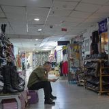 Schuhe, Plastikspielzeug und Taschen aus Kunstleder gibt es im Einkaufszentrum in Manzhouli zu Billigpreisen. Früher kauften Russen die Waren massenhaft zum Weiterverkauf ein. In jüngster Zeit bleibt die Kundschaft aus dem Nachbarland weg