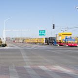 Kilometerlang reihen sich die Lastwagen an der Grenze zu Russland. Die Wartezeiten betragen derzeit eine Woche, erzählen die Fahrer. Manchmal müssen sie dort einen Monat lang ausharren  