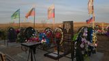Russische Flaggen wehen über den Gräbern der Soldaten aus Sabaikalsk, die an der Front in der Ukraine ums Leben kamen. Dabei ist die mehr als 6600 Kilometer entfernt. Über den Toten Alexander Nikitin, dessen Grabstein auf dem Foto zu sehen ist, hieß es in einem Fernsehbeitrag: "Normale Menschen werden Helden"  