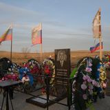 Russische Flaggen wehen über den Gräbern der Soldaten aus Sabaikalsk, die an der Front in der Ukraine ums Leben kamen. Dabei ist die mehr als 6600 Kilometer entfernt. Über den Toten Alexander Nikitin, dessen Grabstein auf dem Foto zu sehen ist, hieß es in einem Fernsehbeitrag: "Normale Menschen werden Helden"  