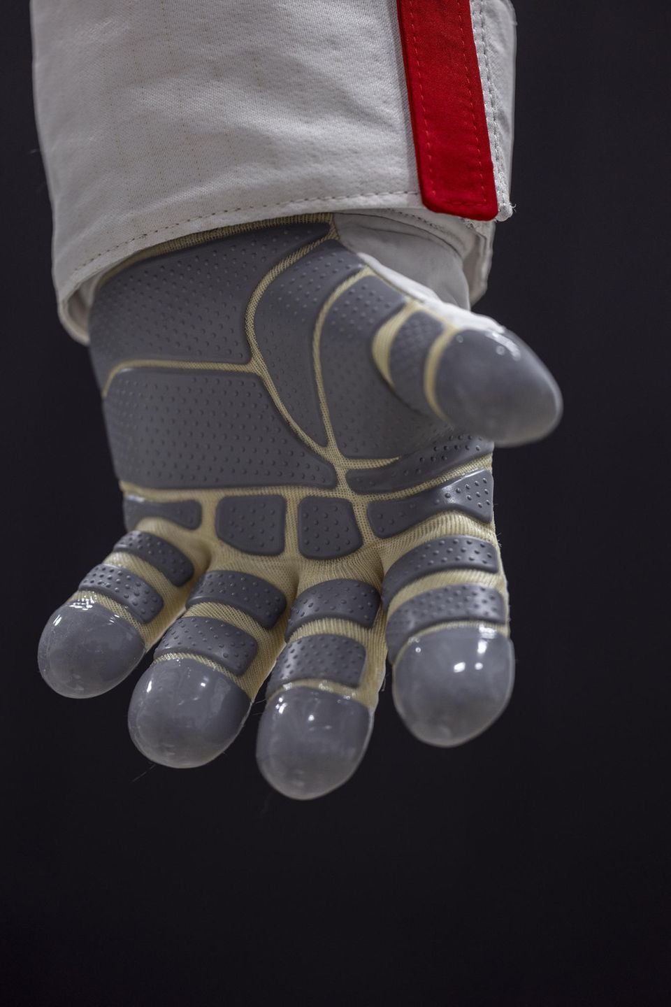 Handschuh des Prada Astronautenanzugs Handschuh des Prada Astronautenanzugs