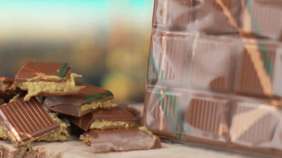 Von ihr hört man gerade überall: Der "Dubaischokolade". Hergestellt mit Pistazienmuß und Engelshaar soll sie die Geschmacksknospen verzaubern. Was ist da wirklich dran?   