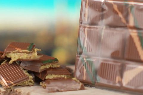 Von ihr hört man gerade überall: Der "Dubaischokolade". Hergestellt mit Pistazienmuß und Engelshaar soll sie die Geschmacksknospen verzaubern. Was ist da wirklich dran?   