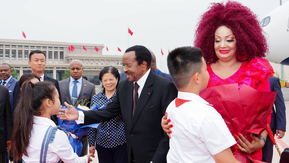 Einer seiner letzten öffentlichen Auftritte: Kameruns Präsident Paul Biya (M.) und Gattin Chantal (r.) beim China-Afrika-Forum am 4. September in Peking