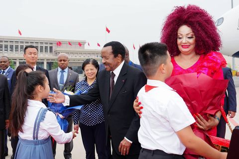 Einer seiner letzten öffentlichen Auftritte: Kameruns Präsident Paul Biya (M.) und Gattin Chantal (r.) beim China-Afrika-Forum am 4. September in Peking