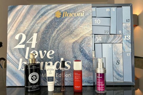 Der Flaconi-Adventskalender für Männer steht auf einem Tisch