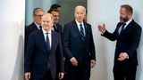 Kommt mal rein, Jungs. Olaf Scholz bittet zum Gipfel in das Bundeskanzleramt. Neben Biden sind der britische Premier Keir Starmer und der französische Präsident Emmanuel Macron angereist