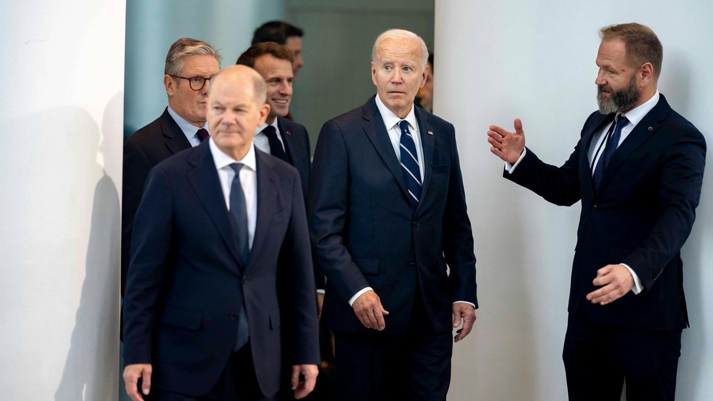 Kommt mal rein, Jungs. Olaf Scholz bittet zum Gipfel in das Bundeskanzleramt. Neben Biden sind der britische Premier Keir Starmer und der französische Präsident Emmanuel Macron angereist