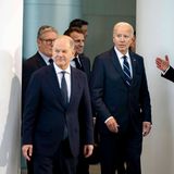 Kommt mal rein, Jungs. Olaf Scholz bittet zum Gipfel in das Bundeskanzleramt. Neben Biden sind der britische Premier Keir Starmer und der französische Präsident Emmanuel Macron angereist