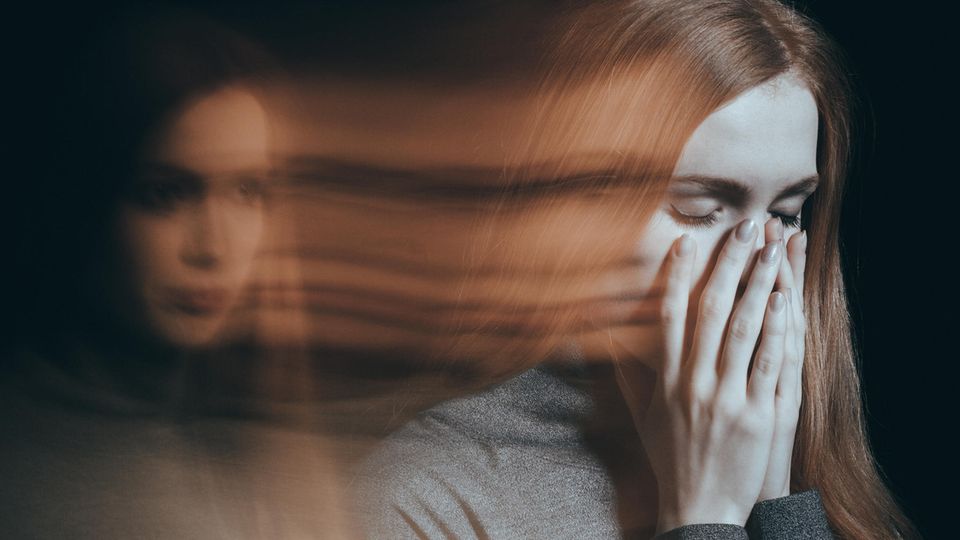 Eine Frau mit Schmerzen