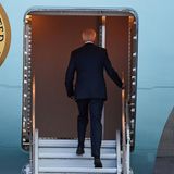 Da geht er hin: Joe Biden steigt in die Air Force One und hebt um kurz nach 18 Uhr vom Berliner Flughafen BER ab