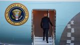 Da geht er hin: Joe Biden steigt in die Air Force One und hebt um kurz nach 18 Uhr vom Berliner Flughafen BER ab