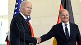 Nach ihren kurzen Statements gab es einen freundlichen Händedruck. Biden würdigt Deutschland als "engsten und wichtigsten Verbündeten". An Bundeskanzler Olaf Scholz gerichtet sagt er: "Ich will Dir für Deine Freundschaft danken."