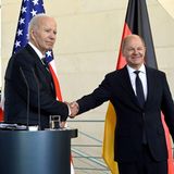 Nach ihren kurzen Statements gab es einen freundlichen Händedruck. Biden würdigt Deutschland als "engsten und wichtigsten Verbündeten". An Bundeskanzler Olaf Scholz gerichtet sagt er: "Ich will Dir für Deine Freundschaft danken."