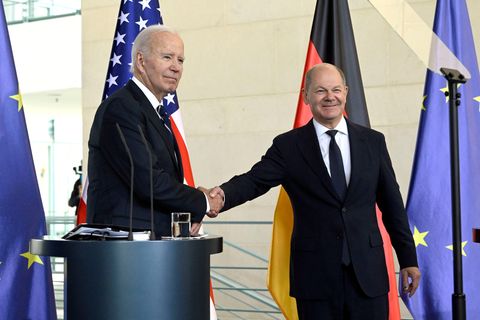 Nach ihren kurzen Statements gab es einen freundlichen Händedruck. Biden würdigt Deutschland als "engsten und wichtigsten Verbündeten". An Bundeskanzler Olaf Scholz gerichtet sagt er: "Ich will Dir für Deine Freundschaft danken."