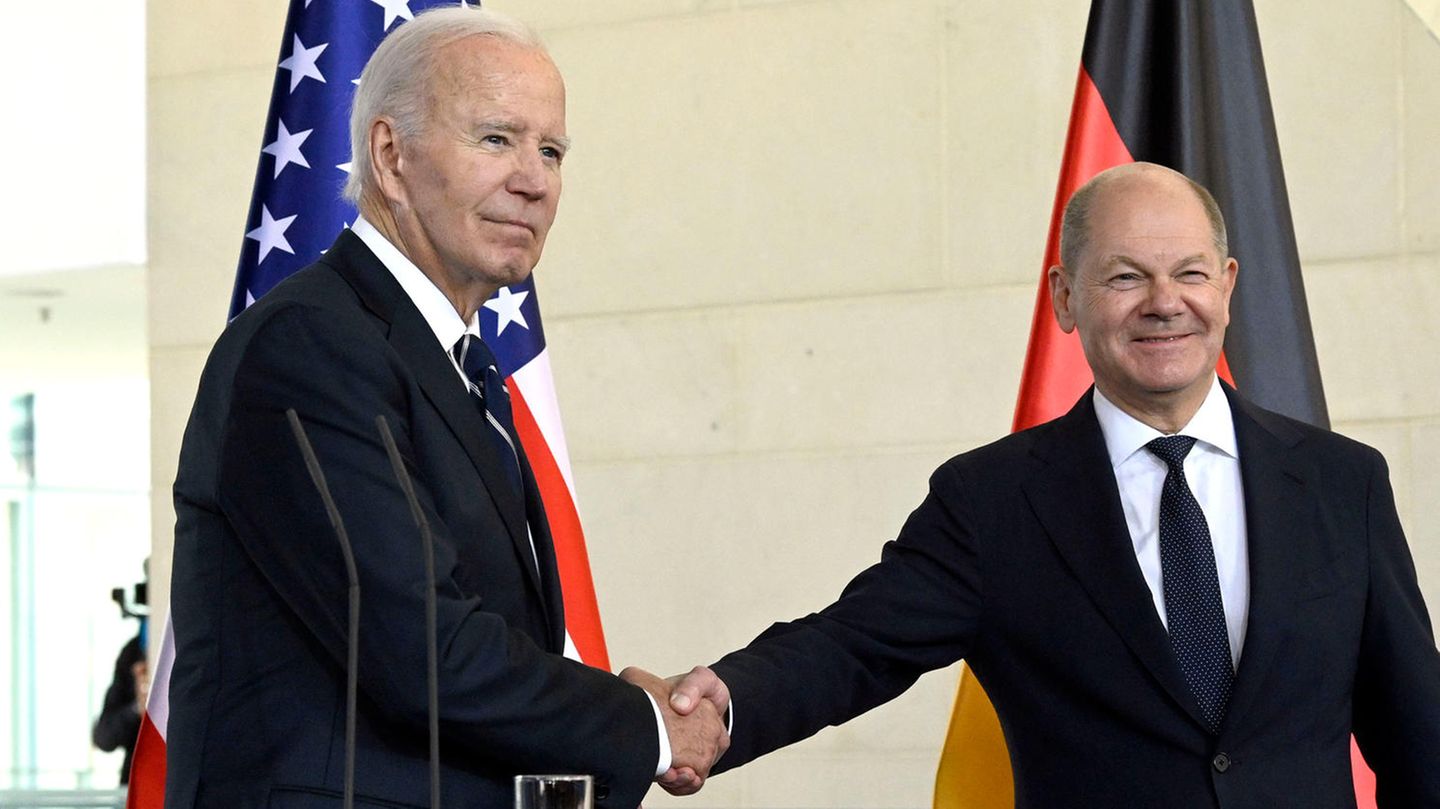Nach ihren kurzen Statements gab es einen freundlichen Händedruck. Biden würdigt Deutschland als "engsten und wichtigsten Verbündeten". An Bundeskanzler Olaf Scholz gerichtet sagt er: "Ich will Dir für Deine Freundschaft danken."