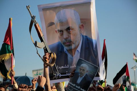 Anhänger der Huthi-Miliz im Jemen verehren den verstorbenen Hamas-Führers Yahya Sinwar bei einer Anti-Israel-Kundgebung