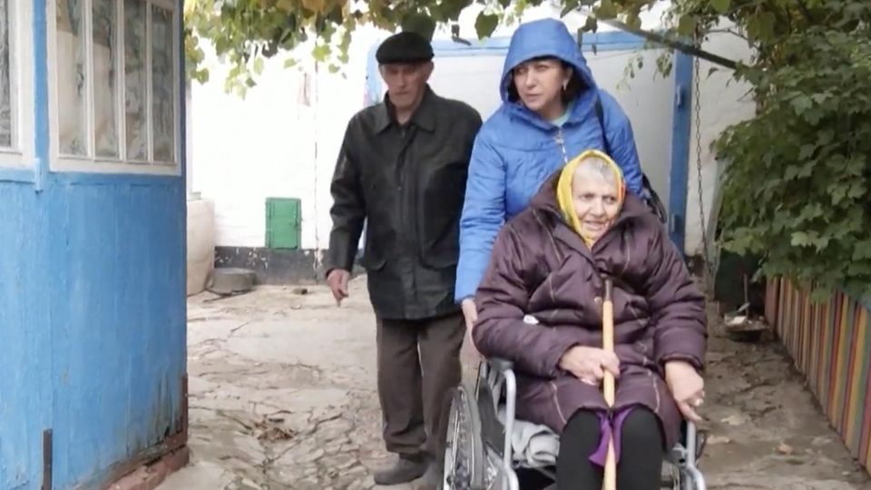 Wie Senioren aus Kupjansk dem Albtraum der Frontlinie entkommen (Video)