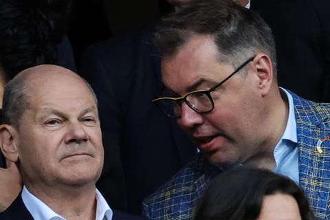 Oleksii Makeiev, Botschafter der Ukraine, mit Bundeskanzler Olaf Scholz.